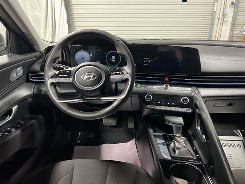 Used 2025 Hyundai Elantra SEL image 14
