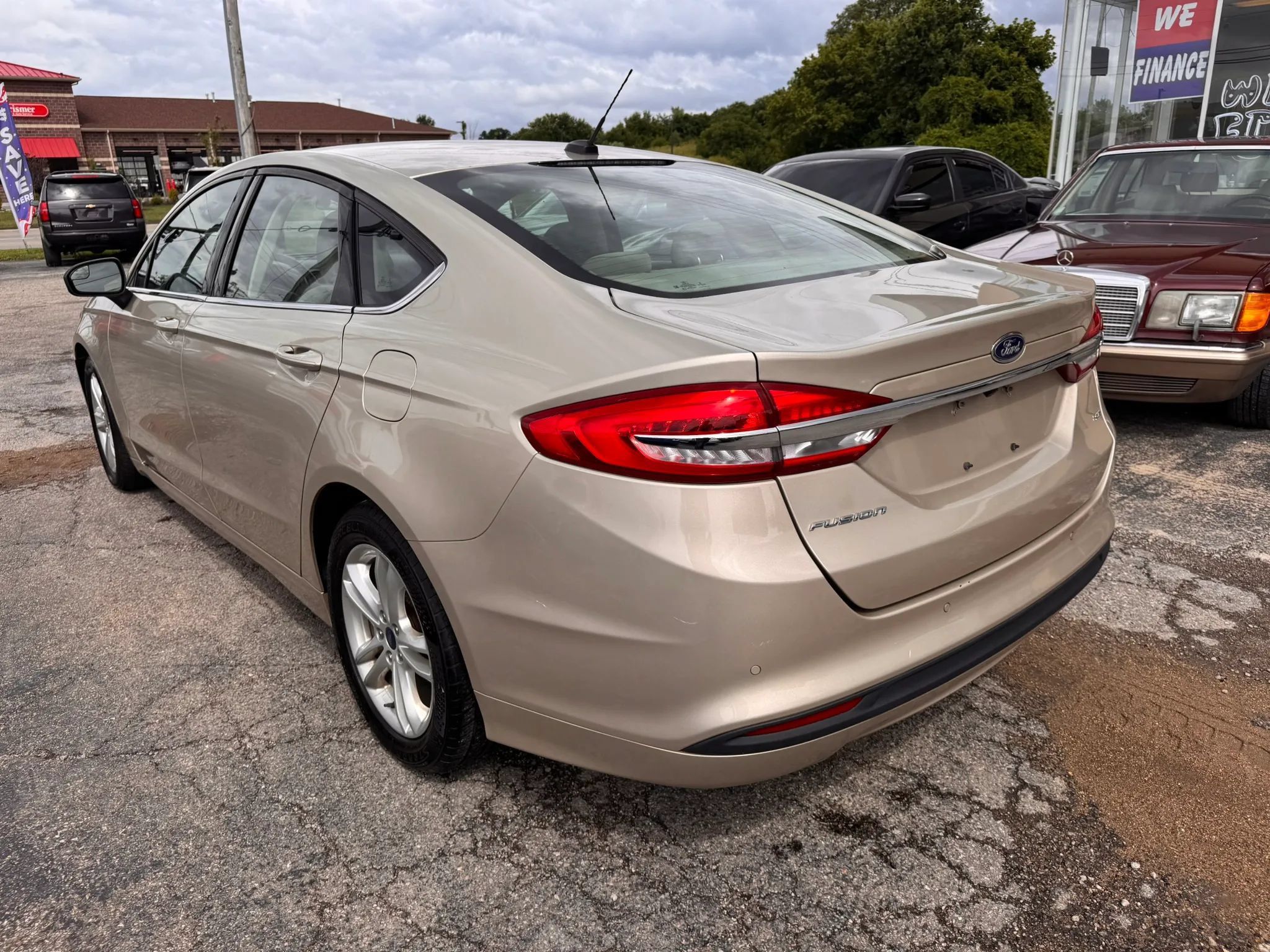 Used 2018 Ford Fusion SE w/ Fusion SE Technology Package FWD image 4