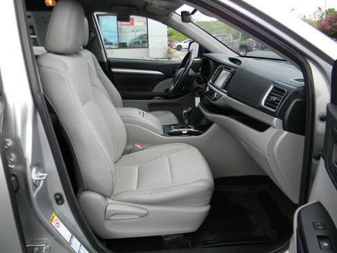 Used 2018 Toyota Highlander Plus AWD/4WD image 24