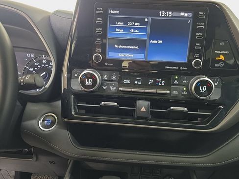 Used 2020 Toyota Highlander XLE AWD/4WD image 23