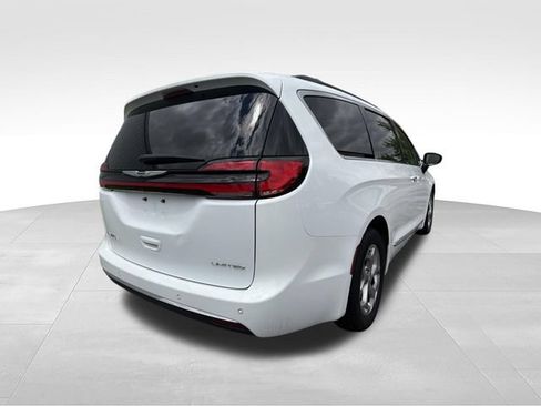 Used 2023 Chrysler Pacifica Limited FWD image 19