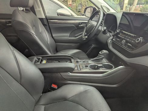 Used 2021 Toyota Highlander Limited image 9