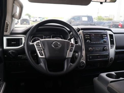 Used 2018 Nissan Titan SV AWD/4WD image 9