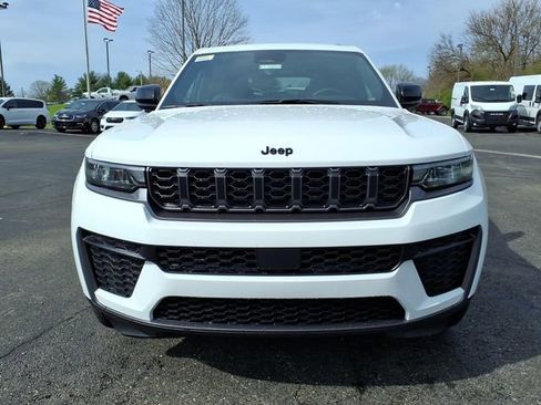 New 2026 Jeep Grand Cherokee Altitude AWD/4WD image 2
