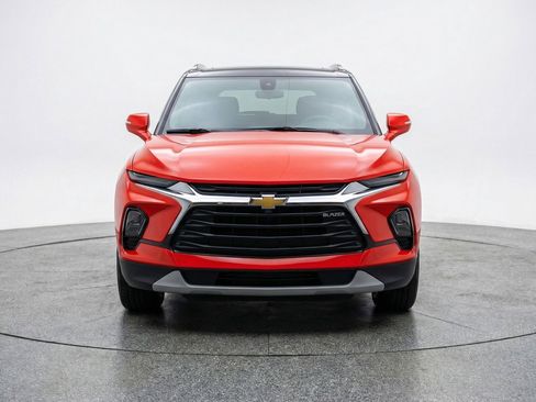Used 2025 Chevrolet Blazer LT FWD image 2