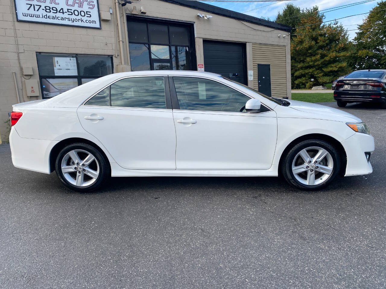 Used 2013 Toyota Camry SE FWD image 2