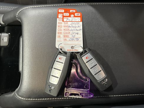 Used 2025 Mitsubishi Outlander SE image 27