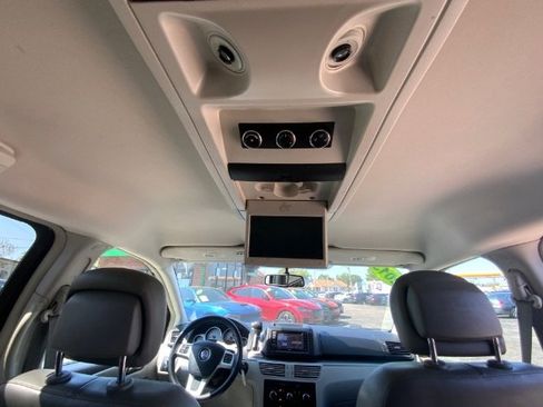 Used 2013 Volkswagen Routan SE image 27