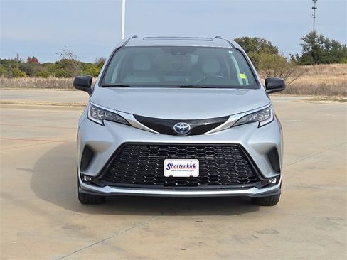 Used 2022 Toyota Sienna XSE image 2