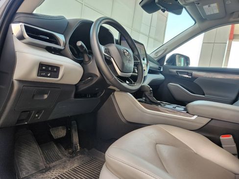 Used 2025 Toyota Highlander Platinum AWD/4WD image 16