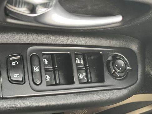 Used 2015 Jeep Renegade Limited image 17