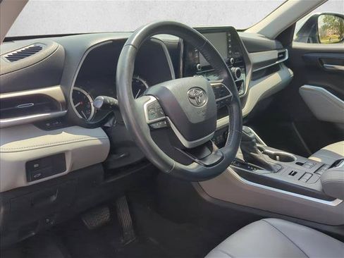 Used 2022 Toyota Highlander XLE AWD/4WD image 9