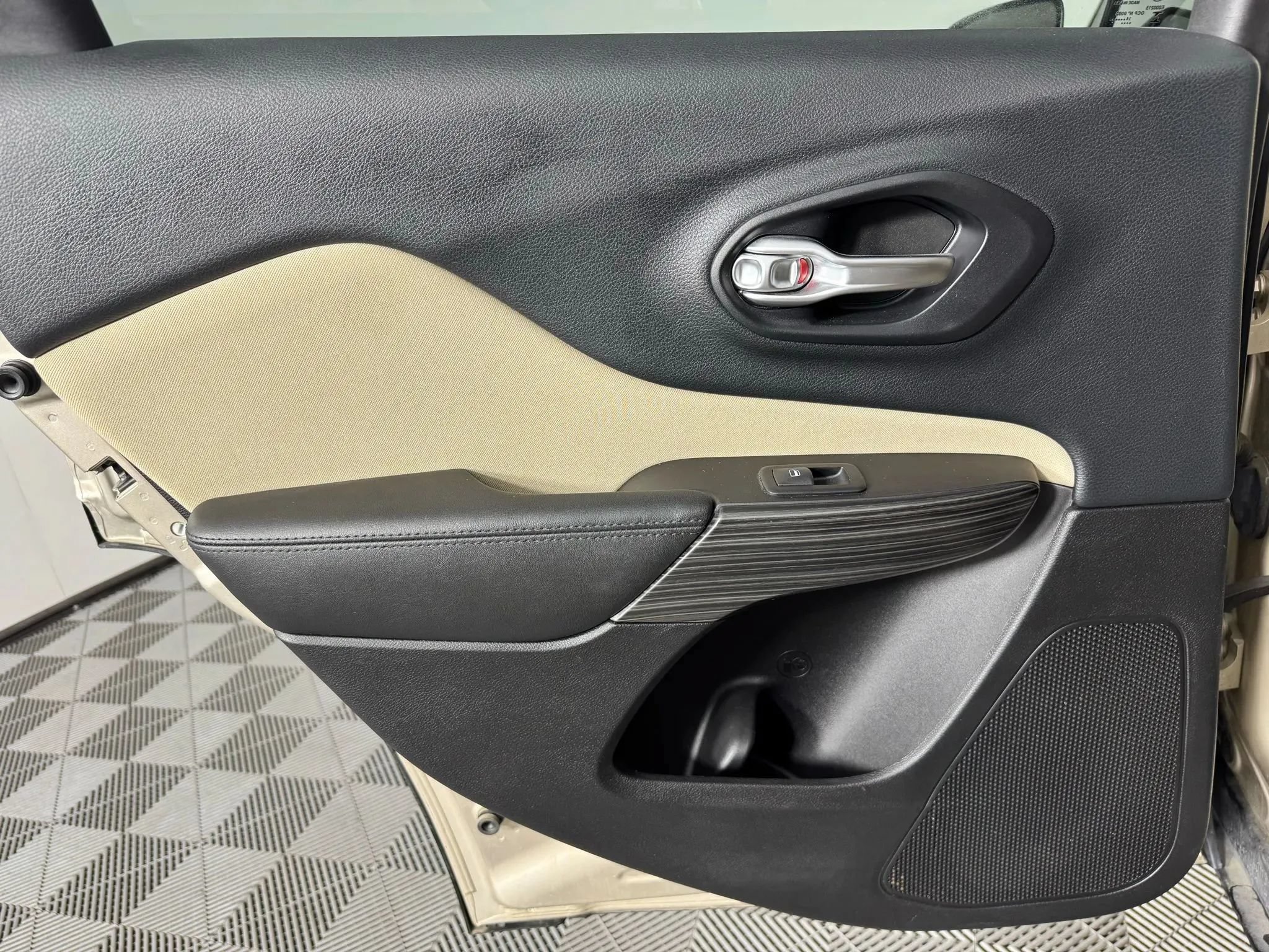 Used 2015 Jeep Cherokee Sport FWD image 36