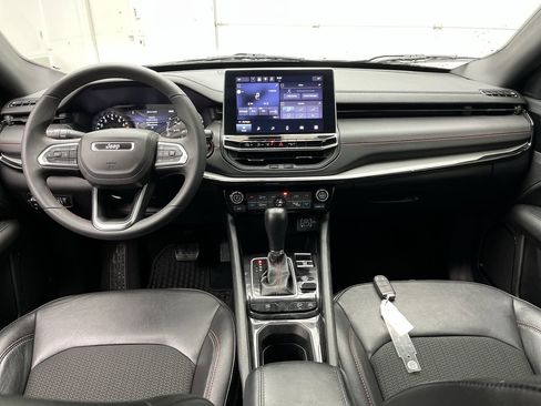 Used 2025 Jeep Compass Trailhawk AWD/4WD image 4