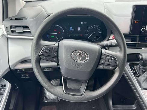 Certified 2026 Toyota Sienna LE AWD/4WD image 18