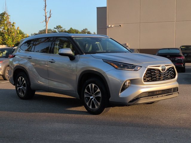 Used 2021 Toyota Highlander XLE FWD image 3
