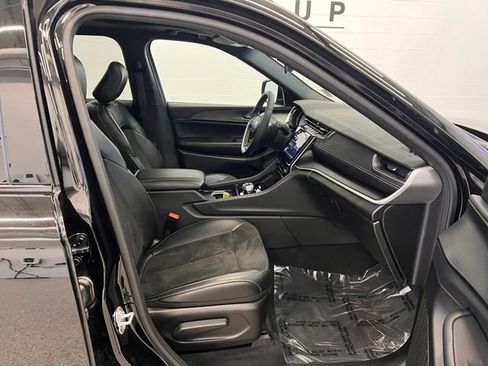 Used 2025 Jeep Grand Cherokee L Altitude AWD/4WD image 11