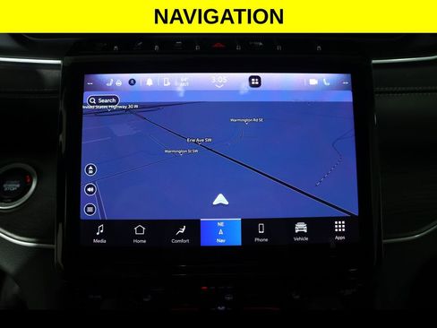 Used 2023 Jeep Grand Cherokee Limited w/ Black Appearance Package AWD/4WD image 14