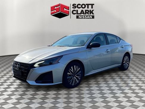 Used 2024 Nissan Altima 2.5 SV FWD image 3