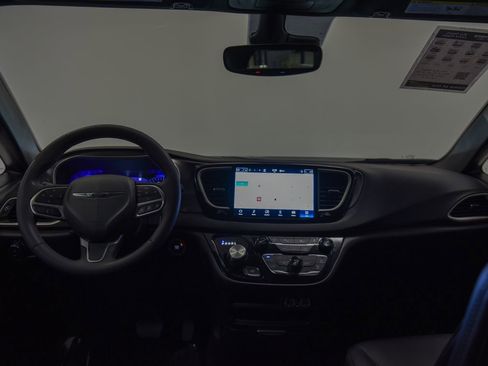 Used 2025 Chrysler Pacifica Select FWD image 31