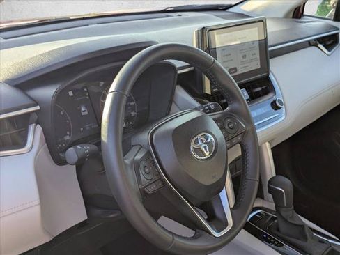 Used 2025 Toyota Corolla Cross LE w/ Moonroof Package FWD image 8