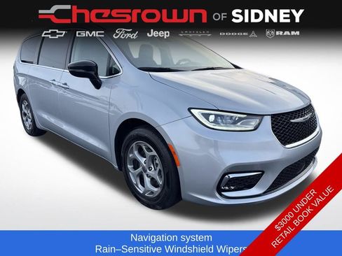 Used 2024 Chrysler Pacifica Limited image 7