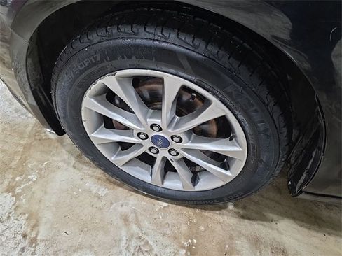 Used 2017 Ford Fusion SE w/ Fusion SE Technology Package image 10