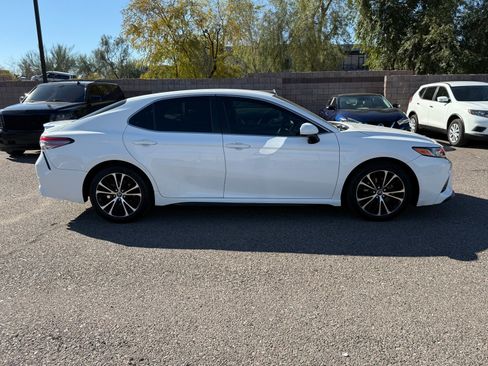 Used 2018 Toyota Camry SE image 4