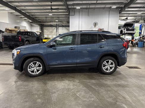 Used 2024 GMC Terrain SLE w/ Driver Convenience Package AWD/4WD image 5