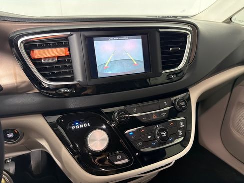 Used 2020 Chrysler Voyager Lxi FWD image 13