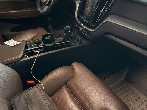 Used 2019 Volvo XC60 T5 Momentum w/ Premium Package image 4