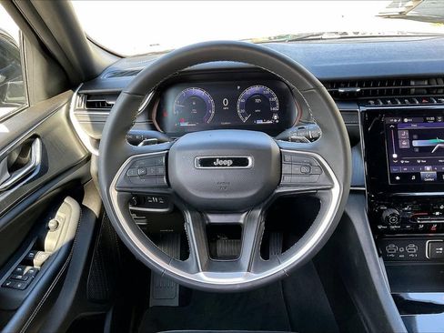 Used 2024 Jeep Grand Cherokee L Altitude AWD/4WD image 9