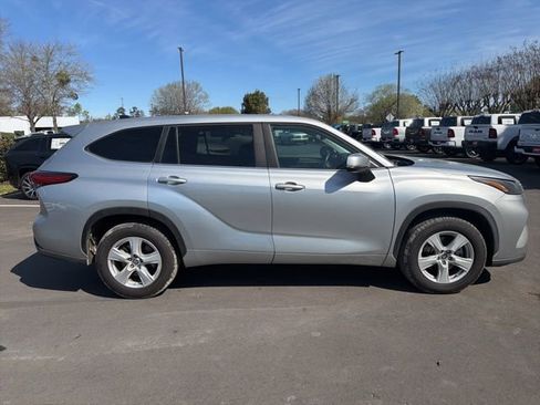 Used 2023 Toyota Highlander L image 2