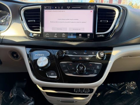 Used 2023 Chrysler Pacifica Touring-L image 32