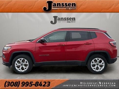 Used 2025 Jeep Compass Latitude image 1