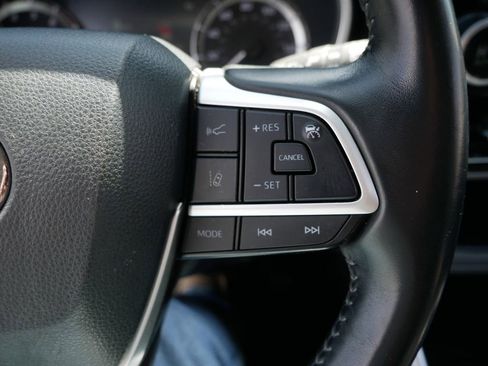 Used 2023 Toyota Highlander XLE AWD/4WD image 26