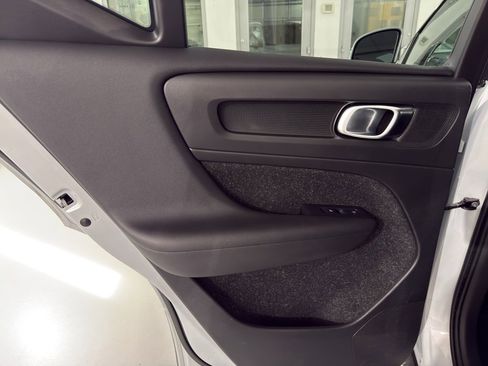 Used 2020 Volvo XC40 T4 Momentum image 17