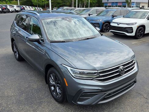 Certified 2023 Volkswagen Tiguan SE FWD image 7