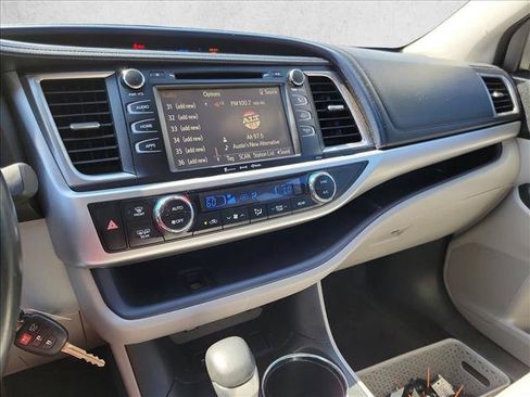 Used 2017 Toyota Highlander Plus FWD image 18