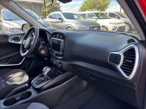 Used 2025 Kia Soul LX w/ LX Technology Package FWD image 10