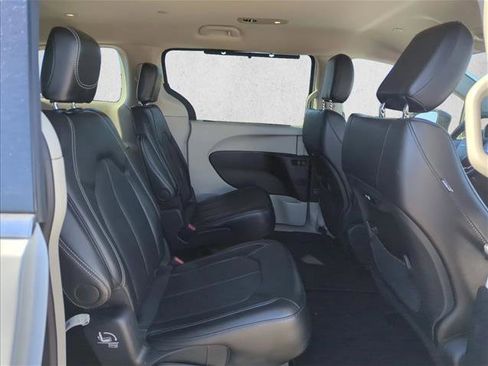 Used 2024 Chrysler Pacifica Touring-L image 16