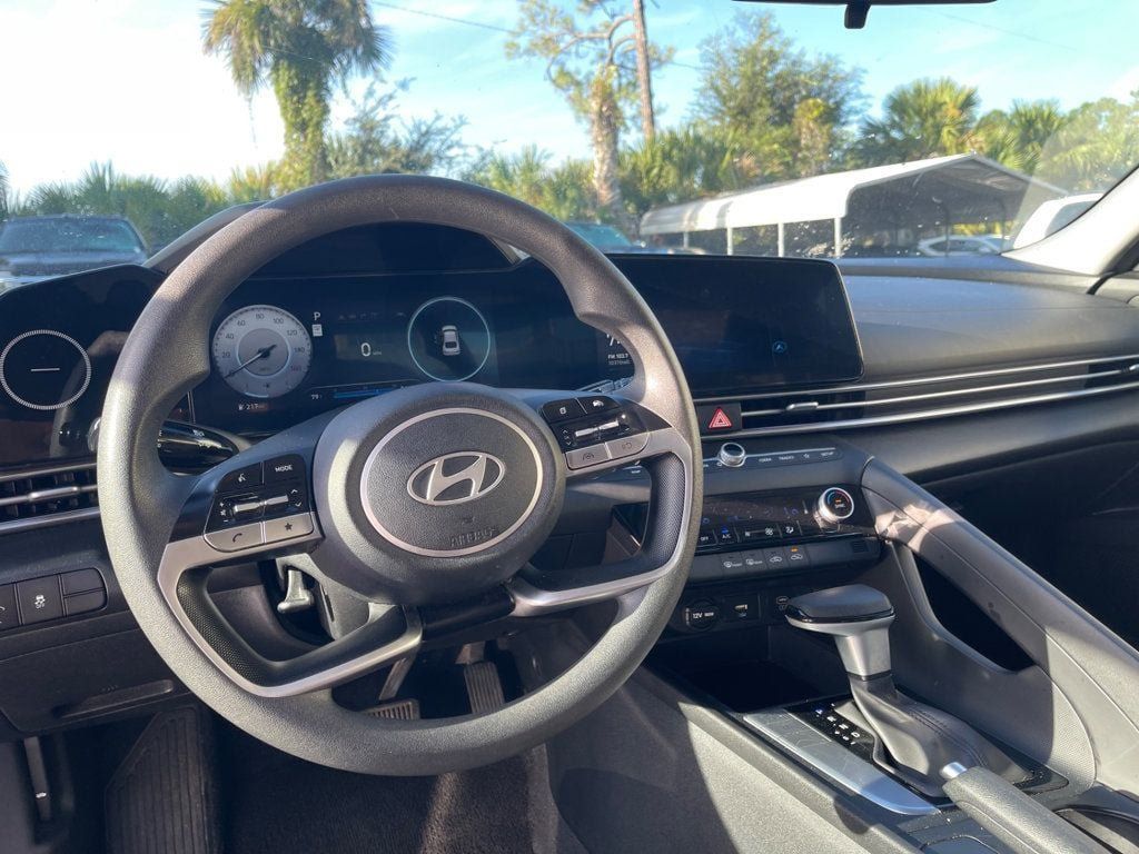 Used 2024 Hyundai Elantra SEL FWD image 13