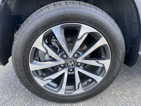 Used 2022 Toyota Corolla Cross XLE AWD/4WD image 32