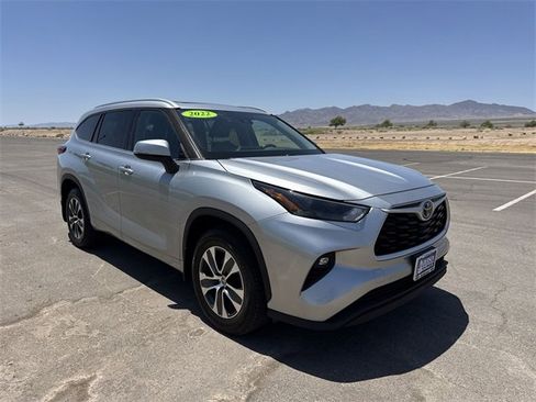 Used 2022 Toyota Highlander XLE image 3