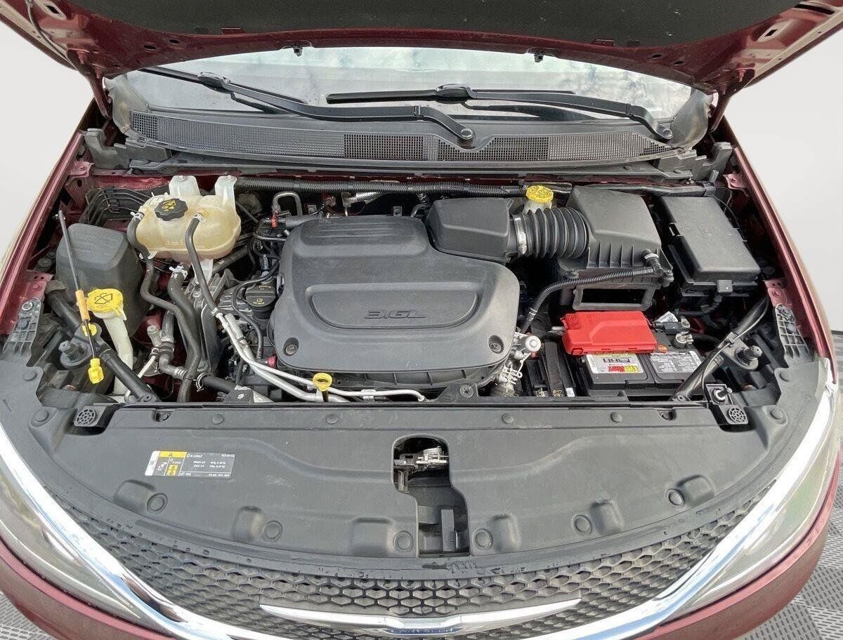 Used 2020 Chrysler Pacifica Touring-L FWD image 8