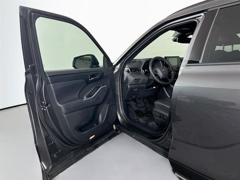 Used 2021 Toyota Highlander XSE image 18