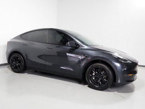 Used 2024 Tesla Model Y 2WD image 1