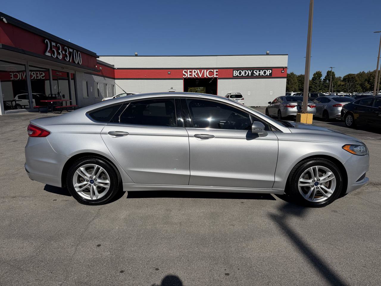 Used 2018 Ford Fusion SE FWD image 2