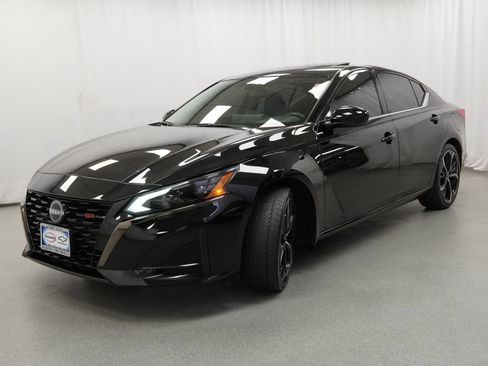 Used 2024 Nissan Altima 2.5 SR w/ SR Premium Package FWD image 3