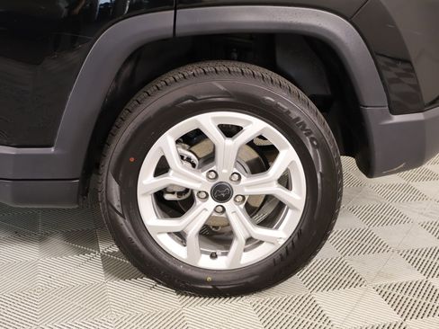 Used 2025 Jeep Compass Latitude w/ Sun & Sound Group AWD/4WD image 19